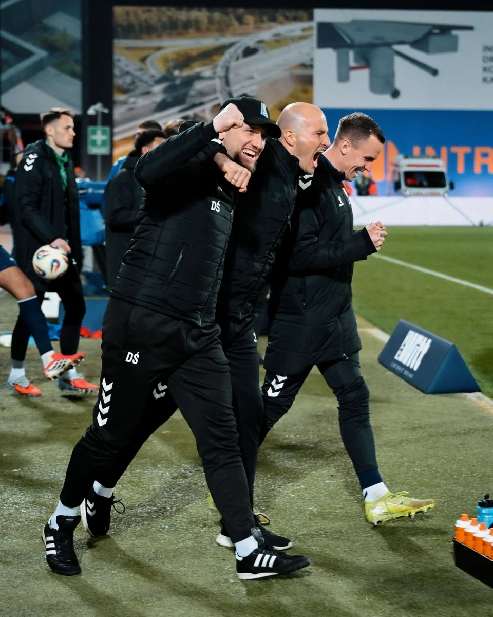 Damian z członkami zespołu na stadionie